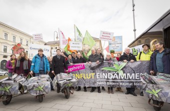 Bündnispartner übergeben gemeinsam die Unterschriften zum Volksbegehren gegen Flächenfrass | © LBV