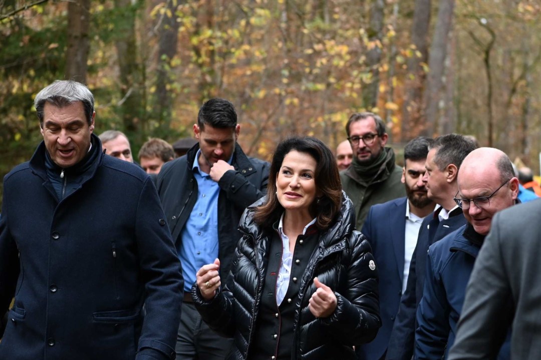 Dr. Markus Söder (Ministerpräsident), Michaela Kaniber (Forstministerin) und Dr. Norbert Schäffer (LBV-Vorsitzender) im Nürnberger Reichswald | © StMELF