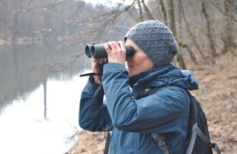 Frau beobachtet Vögel  | © LBV Bildarchiv