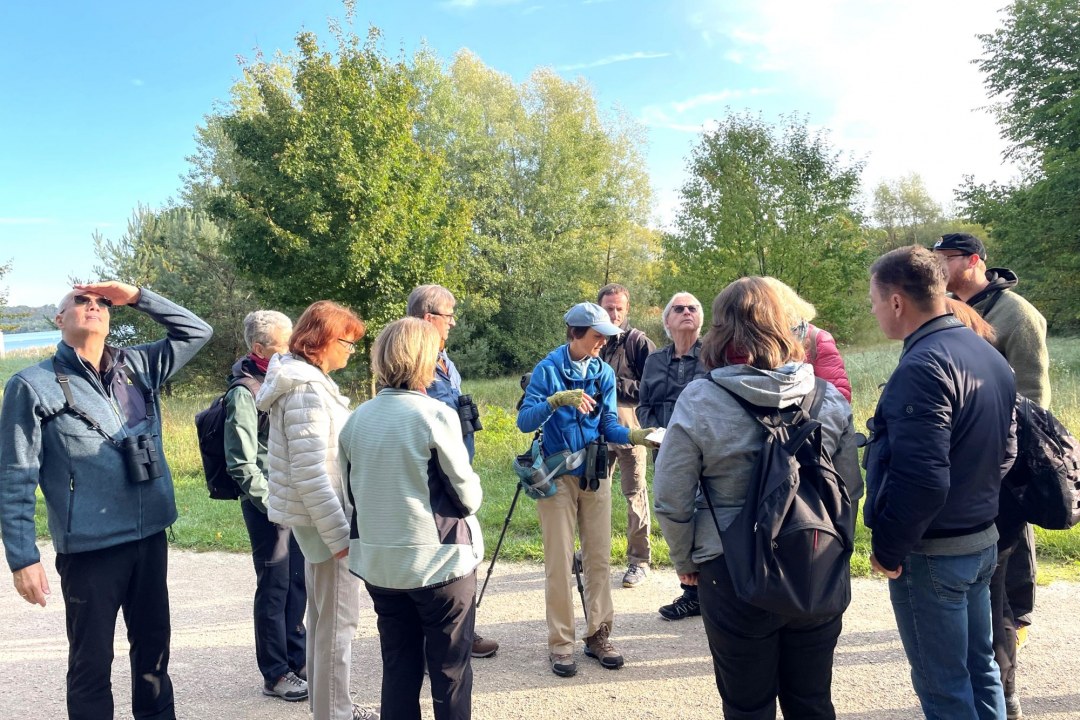 Achtsame Vogelbeobachtung mit Dr. Angelika Nelson am Rothsee. | © Magdalena Buckreus