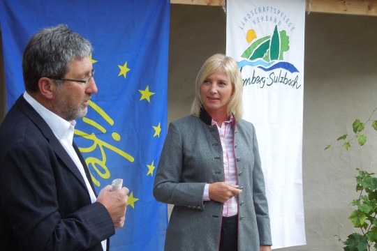 Ulrike Scharf besucht Fledermaushaus |  © Christoph Bauer