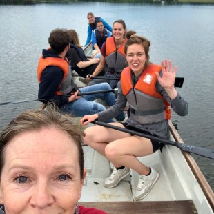 Drachenboottesten mit Kolleg*innen | © Nathaly Neusser