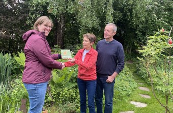 Plakettenübergabe an Familie Hellmeier im Lkr. Traunstein | © Manuela Müller