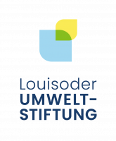 Das Logo der Gregor Louisoder Umweltstiftung zeigt stilisierte Blätter, die den LBV und den Naturschutz symbolisieren.