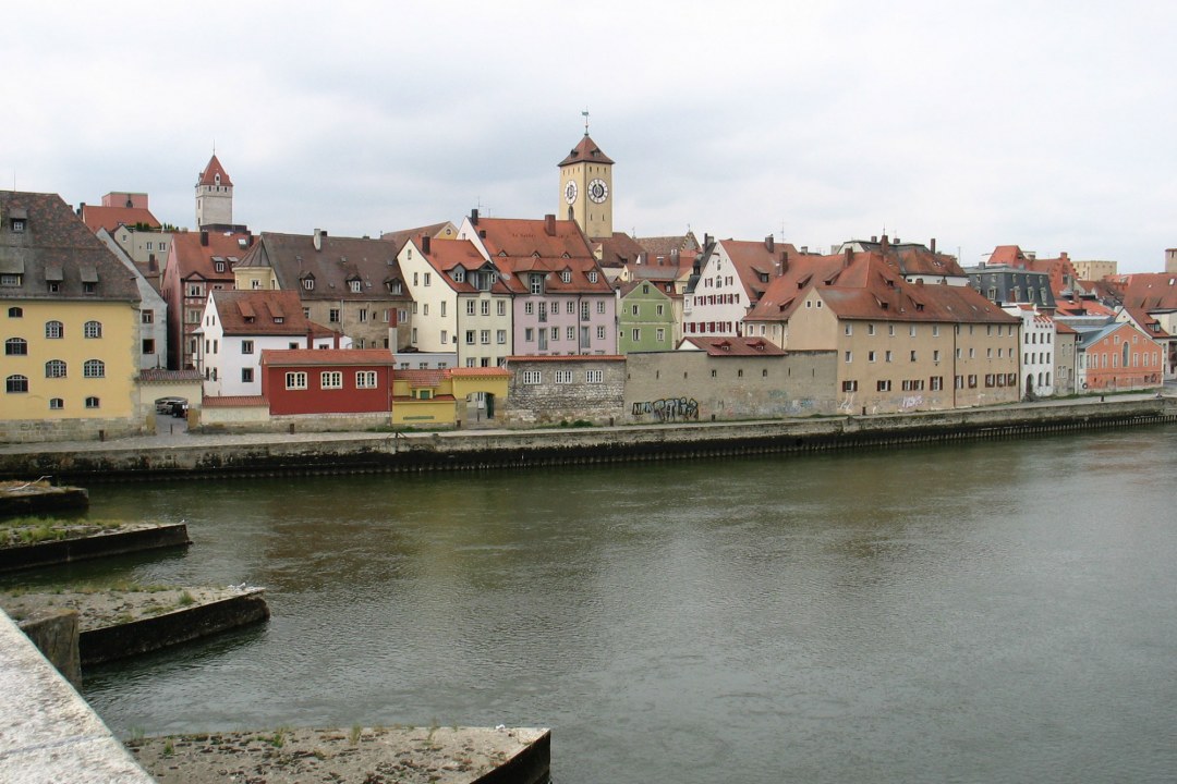 Häuser an einem Fluss mit einem Kirchturm in der Mitte | @ Wolfgang Nerb