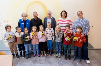 Carmen Günnewig (LBV-ÖkoKids), Thorsten Glauber (Umweltminister), Dr. Norbert Schäffer (LBV-Vorsitzender), Kerstin Leitz (Kindergartenleitung), Christine Ha-Ngoc (Stellvertretende Leitung) | © StMUV