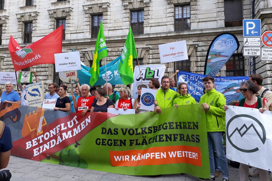 Vereine aus Bayern mit Plakten bei der Verkündung zum Volksbegehren Flächenfrass vor dem Bayerischen Verfassungsgerichtshof | © Kathrin Struller