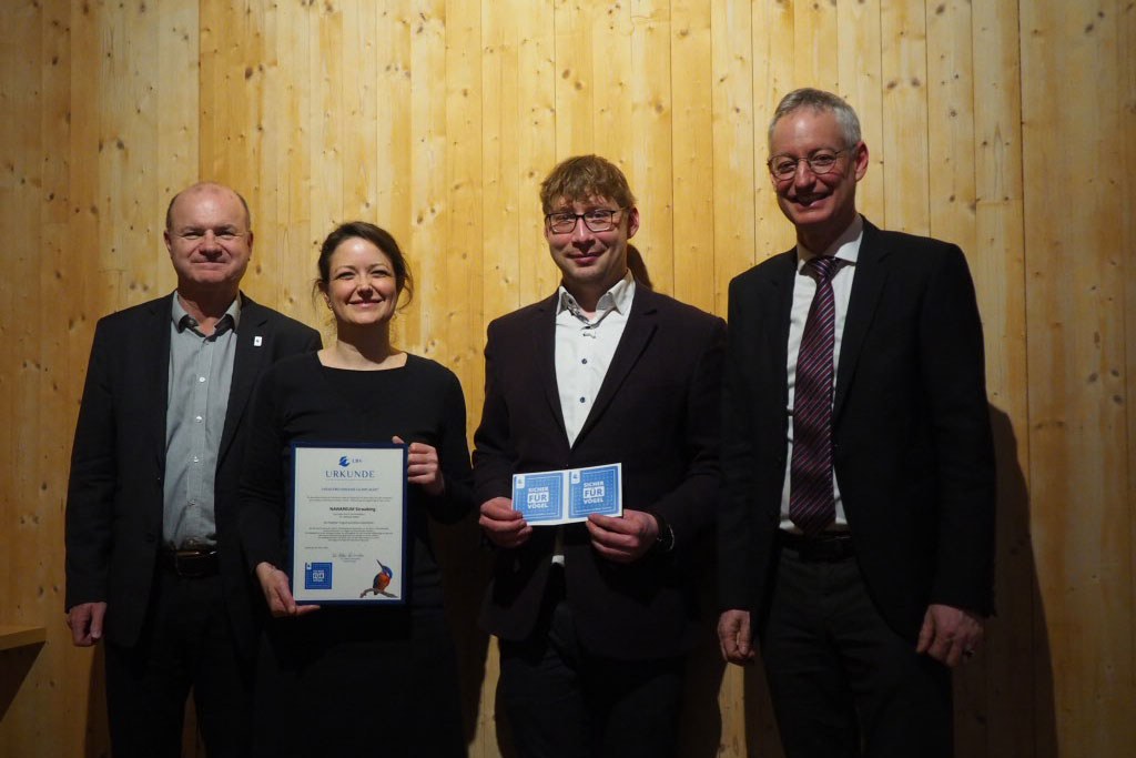 v.l.n.r. LBV-Vorsitzender Dr. Norbert Schäffer, Direktorin Dr. Vanessa Roden mit Urkunde, Dr. Peter Stimmler mit Plakette und Oberbürgermeister Markus Pannermayr. | © LBV