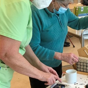 hier werden Tassen mit Fettfutter für die Vögel befüllt | © Kathrin Lichtenauer