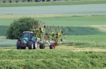 Traktor auf Wiese | © Peter Bria