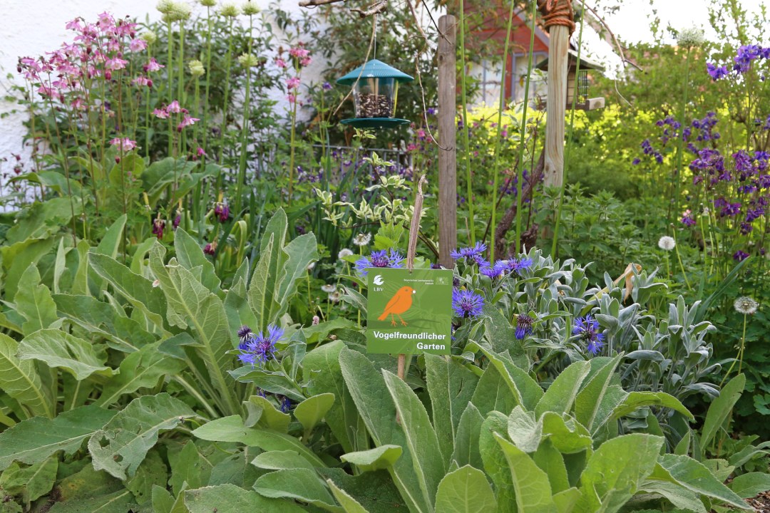 Plakette Vogelfreundlicher Garten | © Carola Bria