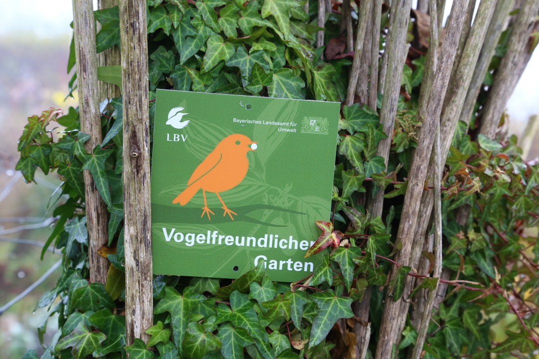 Garten mit Plakette | © Carola Bria