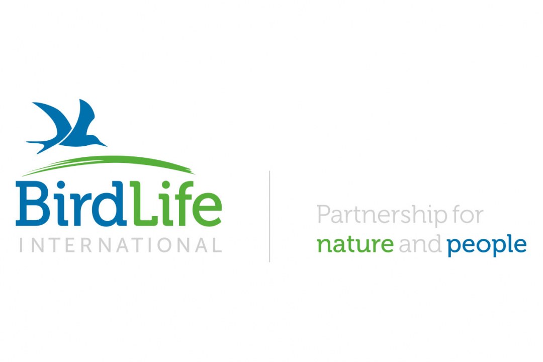 Birdlife International Logo rechts, daneben Claim "Partnership for nature and people"