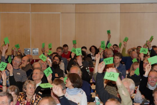 Das Publikum stimmt bei der Delegiertenversammlung 2016 ab | | © Ralph Sturm