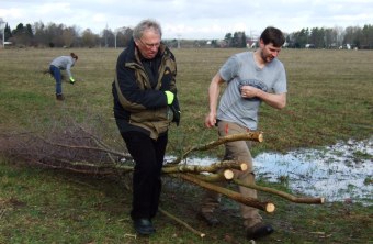 Siemens Mitarbeiter helfen Ehrenamtlichen des LBV | © R.Güßregen