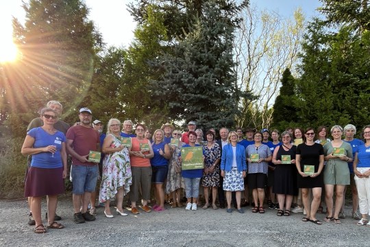 Jury und Gartenbesitzer mit Landrat am Schwarmtag | © Carola Bria