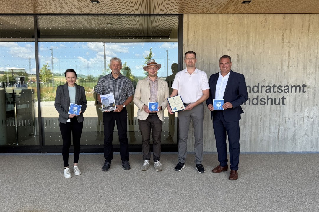 Frau Parzefall (UNB), Herr Brummer (LBV Landshut), Dr. Stimmler (Projektmanager), Herr Stöckl (LRA) und Herr Holzner (Landrat) | © Dominik Zeus, LRA Landshut