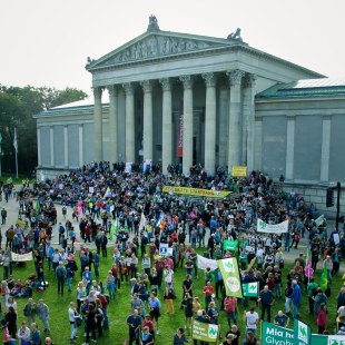 Menschen vor und auf der Treppe der staatlichen Antikensammlung München auf dem Königsplatz | © LBV