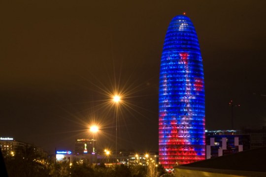 Torre Agbar in Barcelona ist ein großes blau-rot beleuchtetes Hochhaus | © PogurÍ (Flickr)
