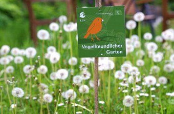 Plakette "Vogelfreundlicher Garten" | © Peter Bria