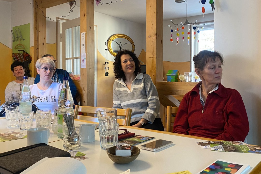 Mehrere Personen hören aufmerksam einem Vortrag im MehrGenerationenHaus Memmingen | © FDuP