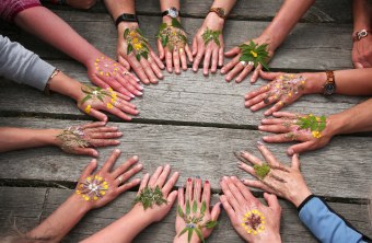 Händekreis in einem Seminar | © Susanne Götte