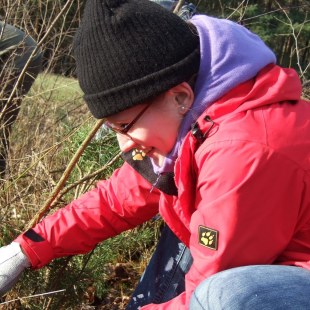 Siemens Mitarbeiterin bei der Biotop-Pflege | © R. Güßregen