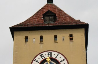 Ein Kirchturm in einer Stadt | © Wolfgang Nerb