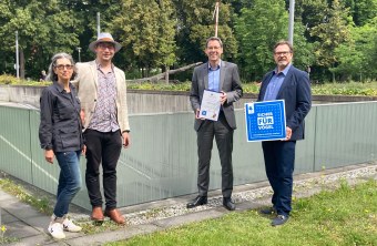 Auszeichnung Vogelfreundliche Glasfläche für das Landesamtes für Finanzen Dienststelle Landshut. Bild: Von links nach rechts: Susanne Riek, Dr. Peter Stimmler, Alexander Goetze, Johann Brandstetter | © Lff Dienstelle Landshut