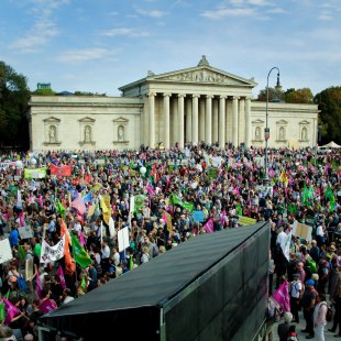 Eine bunte Menschenmenge auf dem Königsplatz in München | © LBV