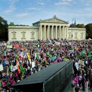 Eine bunte Menschenmenge auf dem Königsplatz in München | © LBV