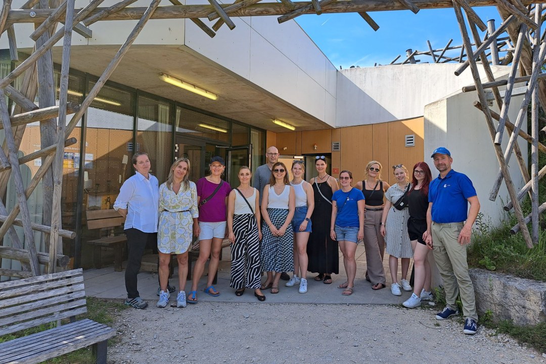 Spendenübergabe Santis an LBV vor der LBV-Umweltstation | © Eva Neubert