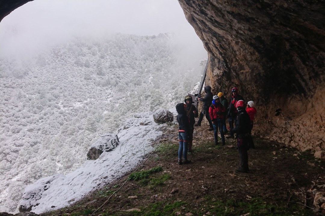 Filmteam und Bartgeierteam in einer Auswilderungsnische in Spanien