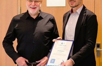 Zwei Männer präsentieren stolz eine Urkunde des LBV für Vogelschutz in Reischach.