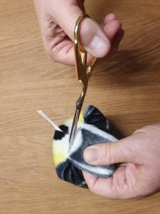 Plüschvogel Schere Naht lösen unter Schwanz | © Lena Heuß