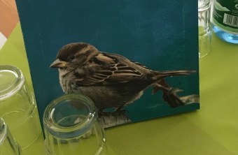 Blumenstrauß und Sperlingsbild im Antoniushaus | © Kathrin Lichtenauer