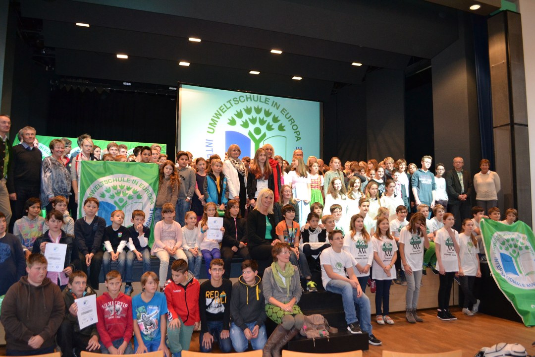 Gruppenfoto von der Veranstaltung zur Auszeichnung "Umweltschule in Europa" | © StMUV