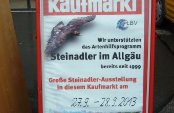 Feneberg wirbt mit einem Kundenstopper für eine Steinadler-Ausstellung | © LBV