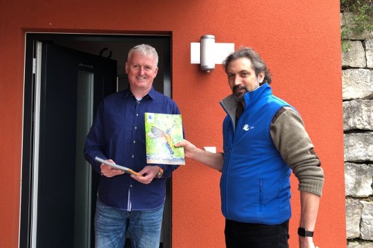 Klaus P. aus Nittendorf mit Kreisgruppenvorstand Tom Aumer bei Übergabe des Hauptgewinns