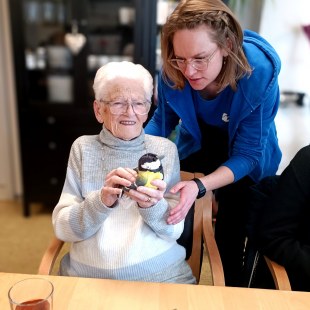LBV-Referentin Lisa-Sophie Scheuer lernen zusammen mit Senioren eine Menge über Vögel | © Sebastian Göttfert