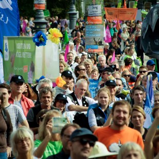 Menschen bei der Demo Mia ham's satt in München | © LBV