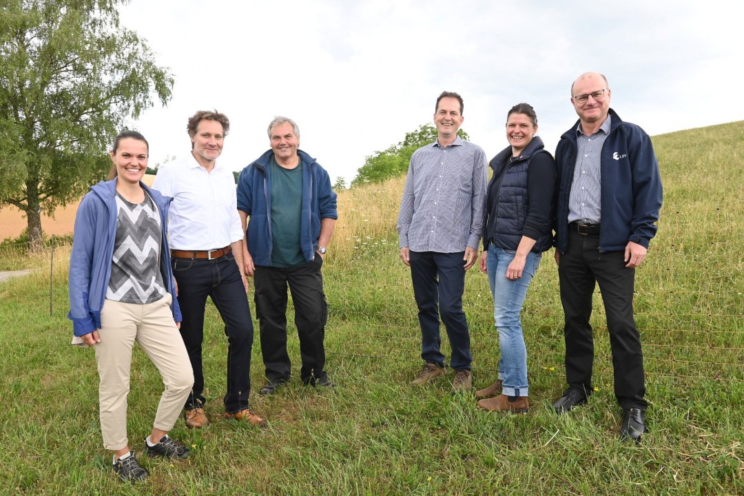 Trägerkreis des Volksbegehren Artenvielfalt im Gespräch mit Landwirt Toni Wollschläger | © Robert Haas