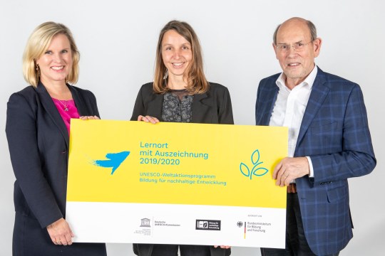 Dr. Catrin Hannken, Alexandra Baumgarten und Minister a.D. Walter Hirche | © BMBF