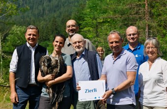 v. l. n. r.: Michael Koller, Magdalena Deelmann mit Zierli, Daniel Hegglin, Hubert Zierl, Thorsten Glauber, Norbert Schäffer, Ulrike Strohmeier  | © Markus Leitner