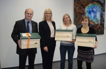 Drei Spatzennistkästen als Geschenk zum 50. Geburtstag der Umweltministerin Ulrike Scharf, von links: Dr. Norbert Schäffer, Ulrike Scharf, Sylvia Weber (LBV München), Kathrin Struller (LBV) | © LBV