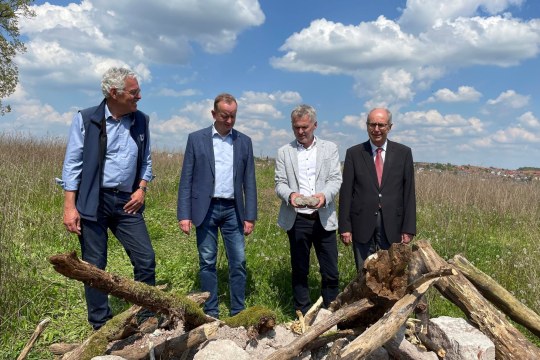 Andreas von Lindeiner, LBV-Landesfachbeauftragter Naturschutz; Thomas Deffner, OB Ansbach; Johannes Edmüller, Geschäftsführer Schlagmann Poroton; Dr. Thomas Bauer, Präsident der Regierung Mittelfranken | © LBV