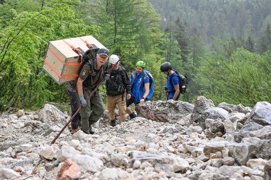 Mühsamer Transport der schweren Kisten in unwegsamen Gelände |© Hansruedi Weyrich