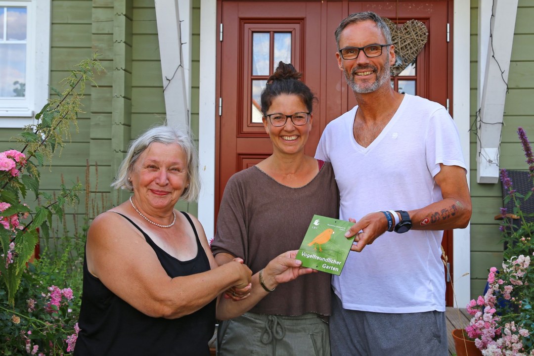 Bewerterin und Gartenbesitzer bei Plakettenübergabe | © Carola Bria