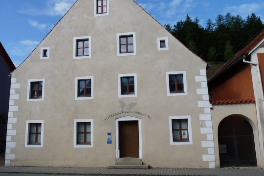 Frontseite des Fledermaushauses in Hohenburg mit einem Schriftzug über der Tür | © Rudi Leitl
