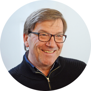 Ein lächelnder Mann mit Brille in einem schwarzen Pullover repräsentiert den LBV und den Landesbund für Vogel- und Naturschutz.